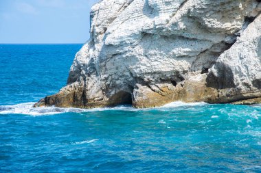 Akdeniz, beyaz tebeşir kayaları ve İsrail 'deki Rosh HaniKra oluşumundan ele geçirilen bazı plajlar.