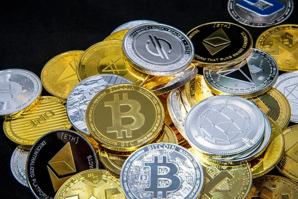 Vista horizontal de tokens criptomoneda, incluyendo Bitcoin, Ethererum Ripple, y Litecoin sierra desde arriba sobre un fondo de oro amarillo — Foto de Stock