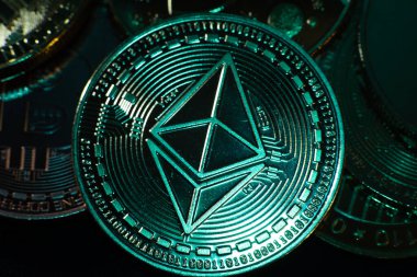Ethereum da dahil olmak üzere şifreli para biriminin yatay görünümü ışık yollu siyah bir arkaplanda