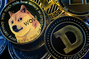 Yukarıdan siyah arka planda görülen Bitcoin, dogecoin ve ethererum gibi kripto para birimlerinin yatay görünümü