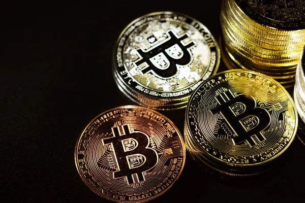 Vista horizontal de tokens criptomoneda, incluyendo Bitcoin, dogecoin, y etéreo visto desde arriba sobre un fondo negro — Foto de Stock