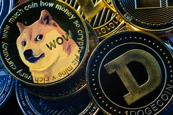 Vista horizontal de tokens criptomoneda, incluyendo Bitcoin, dogecoin, y etéreo visto desde arriba sobre un fondo negro —  Fotos de Stock