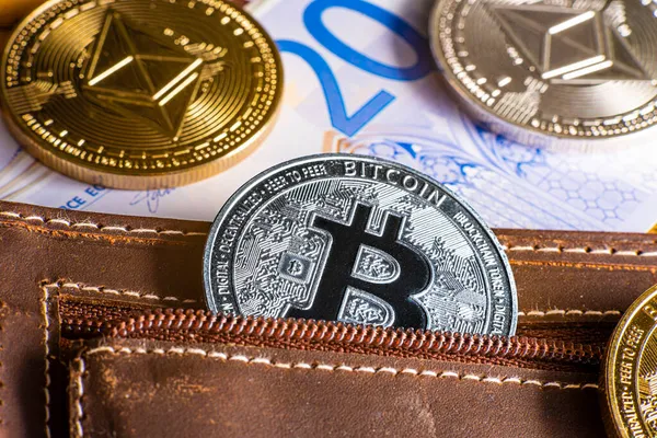 Monedas Bitcoin y Ethereum en una billetera de cuero con llaves de coche en una mesa de madera vieja. plano laico foto. — Foto de Stock