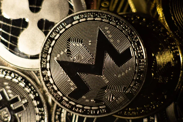 Vista horizontal de tokens criptomoneda incluyendo Monero XMR, Bitcoin, Riddle, visto desde arriba sobre un fondo negro — Foto de Stock
