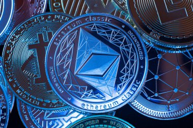 Ethereum da dahil olmak üzere şifreli para biriminin yatay görünümü ışık yollu siyah bir arkaplanda