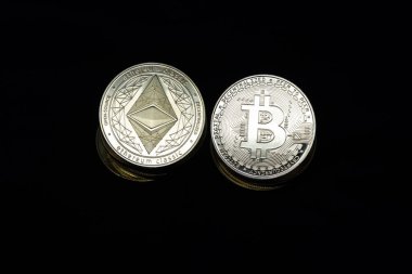 Bitcoin vs Ethereum da dahil olmak üzere şifreli para jetonlarının yatay görünümü siyah arkaplanda yukarıdan görülüyor. Uzayı kopyala Rekabet konsepti 