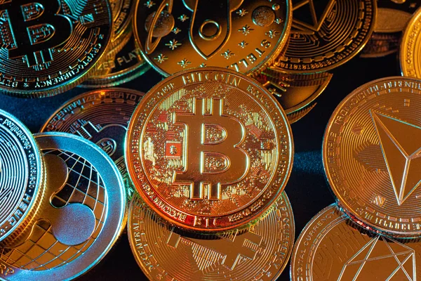 Vista horizontal de tokens criptomoneda, incluyendo Bitcoin, Tron, y Dash sierra desde arriba sobre un fondo negro — Foto de Stock