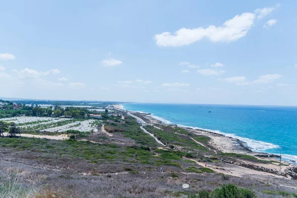 Akdeniz, beyaz tebeşir kayaları ve İsrail 'deki Rosh HaniKra oluşumundan ele geçirilen bazı plajlar. — Stok fotoğraf