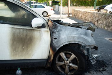 Jaffa, Tel Aviv, İsrail. Yanmış araba yaklaş. Yangından sonraki araba, vandalizm suçu, ayaklanmalar. Kundaklama arabası. Hız yüzünden yoldaki bir kaza. Patlama oldu. Araba kazası.