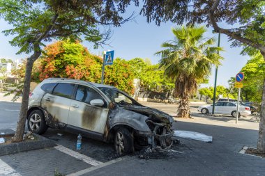 Jaffa, Tel Aviv, İsrail. Yanmış araba yaklaş. Yangından sonraki araba, vandalizm suçu, ayaklanmalar. Kundaklama arabası. Hız yüzünden yoldaki bir kaza. Patlama oldu. Araba kazası.