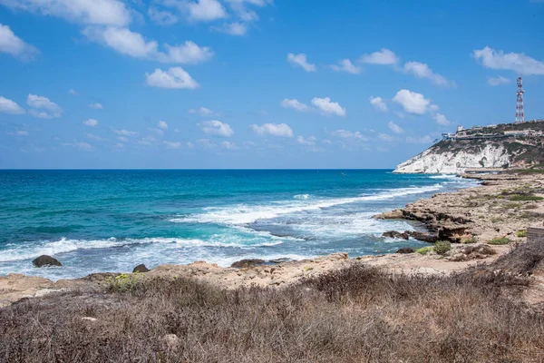 Akdeniz, beyaz tebeşir kayaları ve İsrail 'deki Rosh HaniKra oluşumundan ele geçirilen bazı plajlar. — Stok fotoğraf