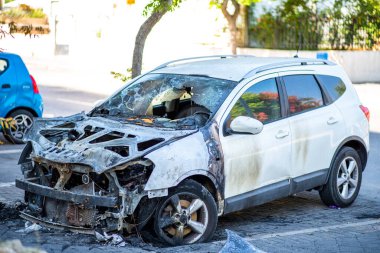 ISRAEL, Tel Aviv - 15 Mayıs 2021 vandalizm ya da intikam, yanmış araba. Popüler protestoların, yanmış arabaların, bir suçun sonuçları. Yangından sonra araba. Otomatik çöp