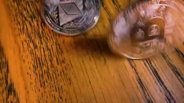 Çelik yüzeyde dönen parlak bitcoin yavaş çekim 120 fps