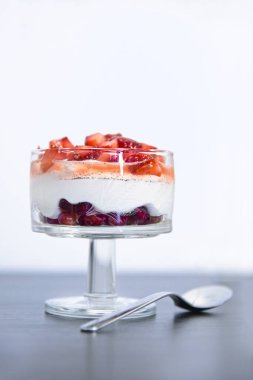 Kristal cam kadehte çırpılmış krema içinde çilek.