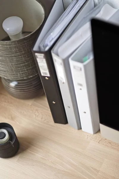 Primer plano del lugar de trabajo en la oficina con mesa de madera y colocación de computadoras portátiles, lugar de trabajo. cómodo lugar de trabajo con portátil espresso teléfono inteligente bloc de notas papel pluma gafas ratón que pone en él —  Fotos de Stock