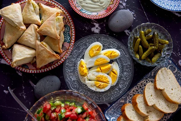 Eine gesunde mediterrane Ernährung. Israelisches Frühstück. Gemüsesalat, Mahlgut, Eier, Gebäck, Borax, Essiggurken, Brot. Flache Lage — Stockfoto