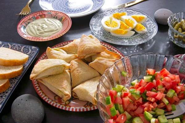 Una dieta mediterránea saludable. Desayuno israelí. Ensalada de verduras, molienda, huevos, pasteles, bórax, encurtidos, pan —  Fotos de Stock