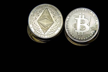 Bitcoin vs Ethereum da dahil olmak üzere şifreli para jetonlarının yatay görünümü siyah arkaplanda yukarıdan görülüyor. Uzayı kopyala Rekabet konsepti 