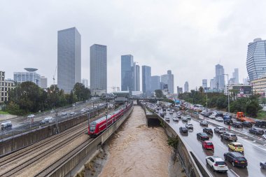 Tel Aviv, İsrail - 28 Ocak 2022: Tel Aviv 'deki Tel Aviv Azrieli tren istasyonunda geleneksel kırmızı İsrail treninin görüntüsü. Yağmurlu bir günde trafik