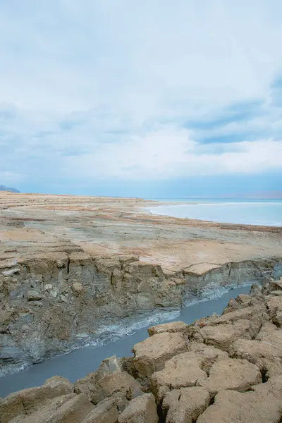 Trou d'eau turquoise, près du littoral de la mer Morte. Trou formé lorsque le sel souterrain est dissous par intrusion d'eau douce, en raison de la baisse continue du niveau de la mer. — Photo