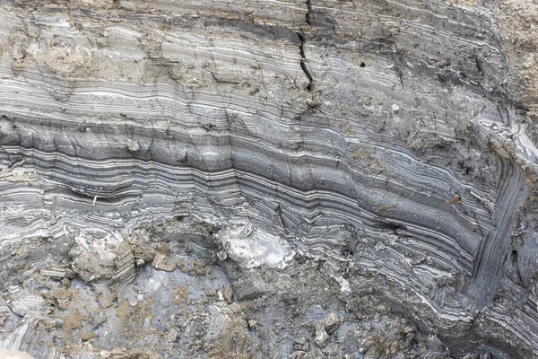 Textura z kamene, průtokový vzor. prohlubeň, nazývaná také dřez nebo dolina, vzniklá při rozpuštění podloží vápencového podloží podzemními vodami. Podzemní vrásky vytvořené z — Stock fotografie