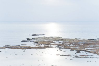 Sisli bir günde, Jaffa sahilinde küçük bir balıkçı teknesi. Barış, sessizlik ve sükunet kavramı. Yüksek anahtarlı fotoğrafçılık