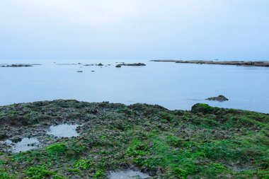 Sisli bir günde, Jaffa sahilinde küçük bir balıkçı teknesi. Barış, sessizlik ve sükunet kavramı. Yüksek anahtarlı fotoğrafçılık
