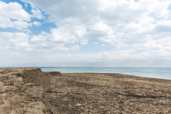 Шторм и дождь на побережье Мертвого моря. Кристаллы соли на закате. Текстура Мертвого моря. Соленое побережье