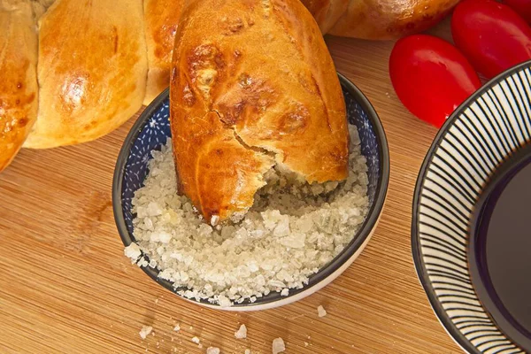 Kalın Atlantik tuzlu ekmeği zeytinyağı ve balzamik sirkeyle birlikte, birinci sınıf meze.