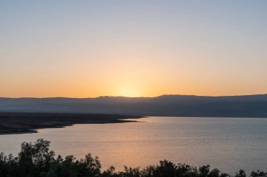 Turuncu gün doğumu Ölü Deniz 'den yansıyor.