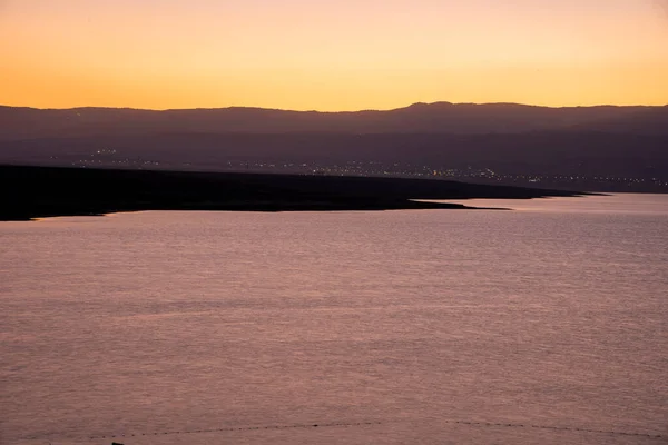 Oranžový východ slunce odrážející se od Mrtvého moře. — Stock fotografie