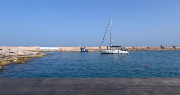 TEL AVIV-JAFFA, ISRAEL - Mayıs 2022: Pan eski bir Jaffa limanındaki demirlemiş yelkenli teknelerin görüntüsünü terk etti. — Stok video