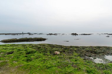 Sisli bir günde, Jaffa sahilinde küçük bir balıkçı teknesi. Barış, sessizlik ve sükunet kavramı. Yüksek anahtarlı fotoğrafçılık. Yüksek kalite fotoğraf