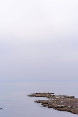 Sisli bir günde, Jaffa sahilinde küçük bir balıkçı teknesi. Barış, sessizlik ve sükunet kavramı. Yüksek anahtarlı fotoğrafçılık. Yüksek kalite fotoğraf