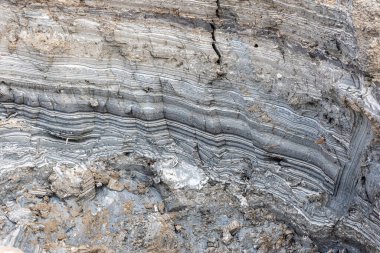 Ölü Deniz kıyısı yakınlarında, turkuaz suyla dolu bir subatan. Çamur ve tuz leylekleri. Deniz seviyesindeki düşüşün devam etmesi nedeniyle tatlı su girmesiyle yeraltı tuzu çözüldüğünde delik oluştu.. 