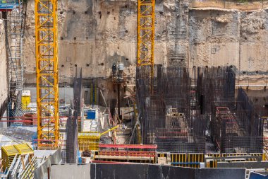 İnşaat alanı geçmişi. Vinçler ve çok katlı yeni binalar. Endüstriyel geçmiş. Tel Aviv 'deki Somail kompleksini kapatın. Yeni Tel Aviv Belediye Binası 'nda inşaat çalışmaları