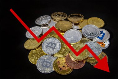 Kara arka planda Bitcoin, Ethererum Ripple ve Litecoin gibi kripto para birimi jetonları var. Kırmızı bir ok aşağı iniyor, bu da paraların düşüşünü temsil ediyor.. 