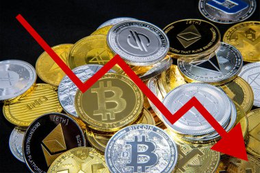 Kara arka planda Bitcoin, Ethererum Ripple ve Litecoin gibi kripto para birimi jetonları var. Kırmızı bir ok aşağı iniyor, bu da paraların düşüşünü temsil ediyor.. 