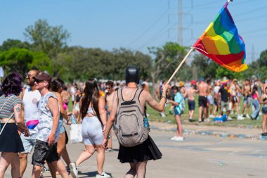 TEL AVIV ISRAEL HAZİRAN 2022: Deri etekli ve yüzünde köpek maskesi olan bir adam gurur bayrağını sallıyor. 