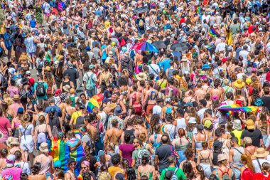 TEL AVIV, ISRAEL - 10 Temmuz 2022: TEL AVIV PRIDE geçit töreni. Çok sayıda insan arkadan ateş ediyor. Yüksek kalite fotoğraf