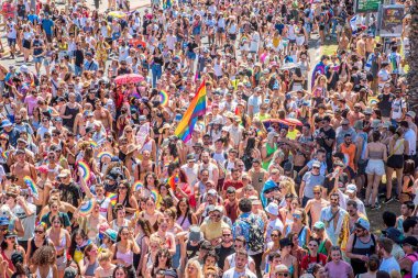 TEL AVIV, ISRAEL - 10 Temmuz 2022: TEL AVIV PRIDE geçit töreni. Çok sayıda insan. Yüksek kalite fotoğraf