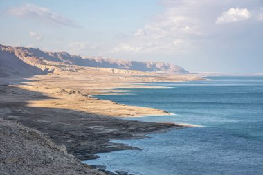 Ölü Deniz 'in subatan bölgesinin egzotik manzarası. Gün batımında tuz kristalleri. Ölü denizin dokusunu. Tuzlu deniz kıyısı. Yüksek kalite fotoğraf