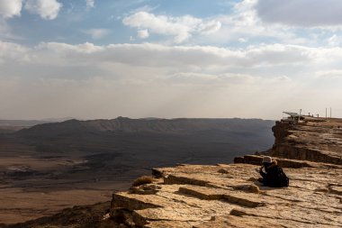 Ramon Krateri Makhtesh Ramon, dünyanın en büyüğü, kuzeyden çevreleyen yüksek kayalık uçurum kenarından, Ramon Doğa rezervi, Mitzpe Ramon, Negev Çölü, İsrail. Yüksek kalite