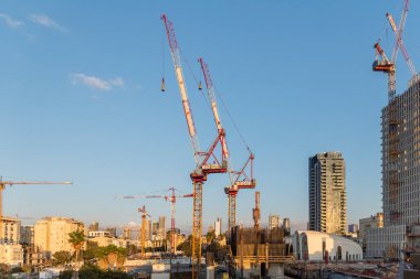 TEL AVIV, ISRAEL - 10 Ekim 2022: Günbatımında Tel Aviv 'de Somail kompleksi. Yeni Tel Aviv Belediye Binası 'nın inşaatı. Kentsel Yenileme. Yüksek kalite fotoğraf