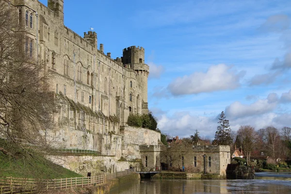 bir nehir tarafından kale