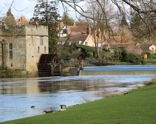 nehir kenarında bir kale