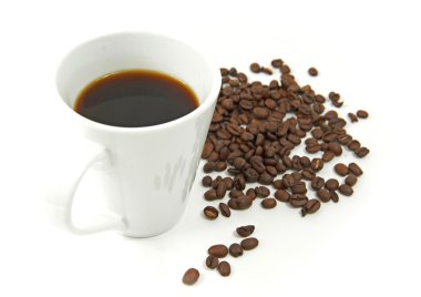 demlenmiş kahve ve kahve çekirdekleri