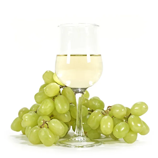 Witte wijn en groene druiven — Stockfoto
