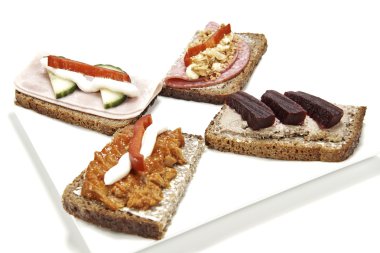 bir tabakta Danimarkalı smoerrebroed