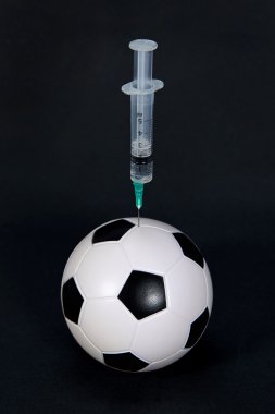 Futbol topu ve şırınga